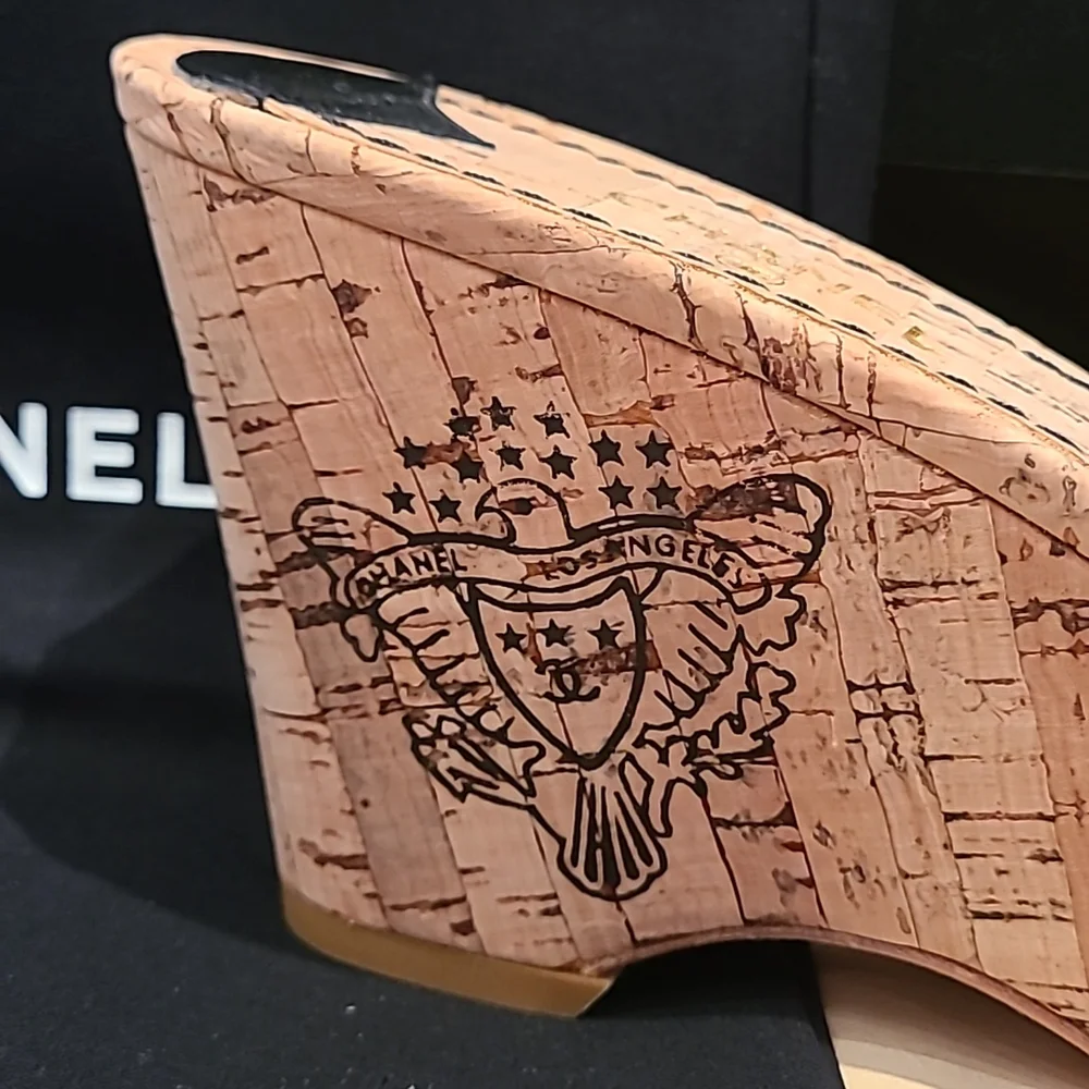 👡👡👡CHANEL New Cork Slides with Patent Logo. Stunning. - Picture 3 of 8